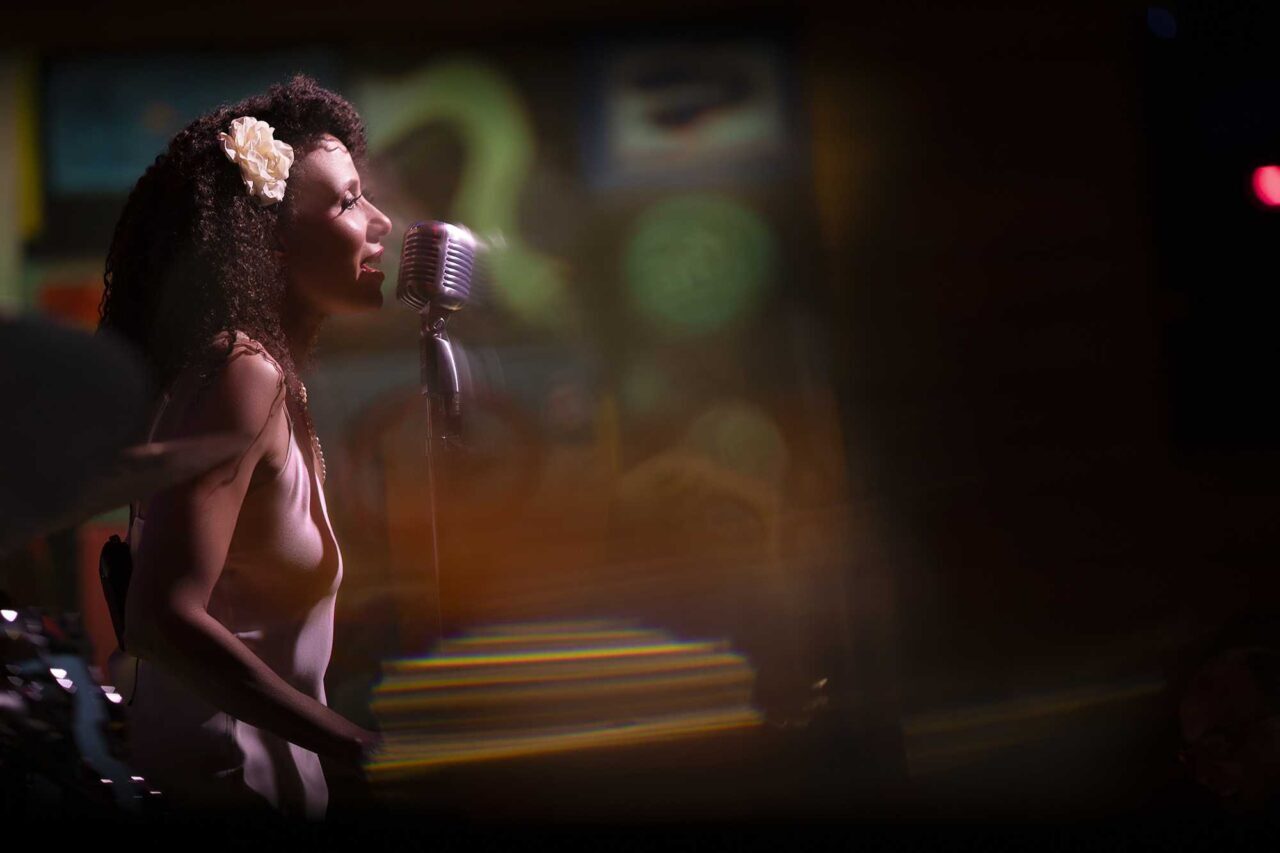 Robine Simone singing on stage